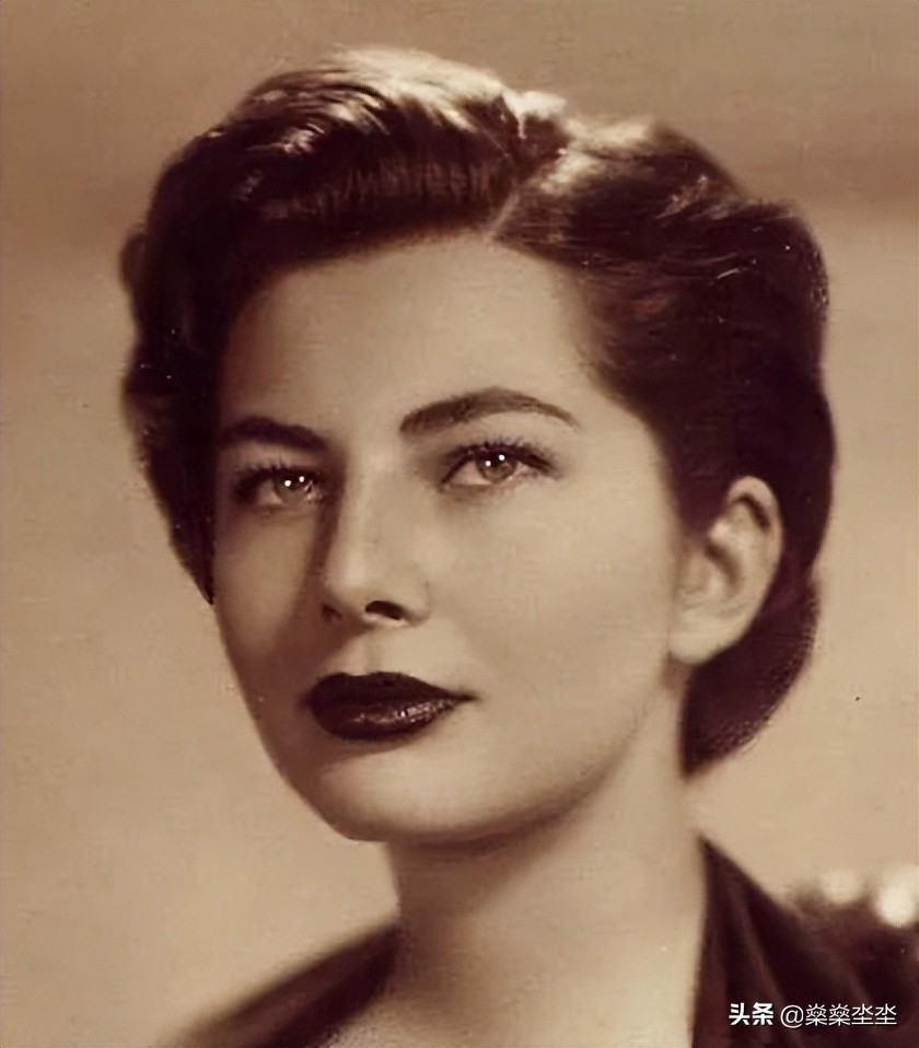 什么叫做真爱？因为无子被休弃的“真爱”，伊朗末代王后索拉娅