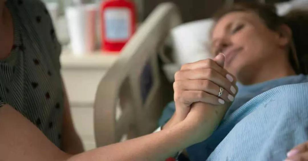 “你生孩子那滩血，恶心得我快吐了！”究竟该不该让老公陪产？