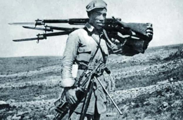 他手刃27名鬼子，授“全国战斗英雄”称号，晚年看电影时大笑而亡