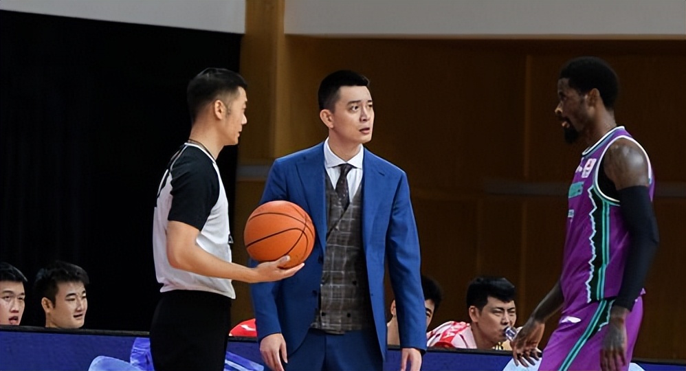 辽宁男篮教练杨鸣谈联赛全华班,辽宁主帅杨鸣怒怼裁判