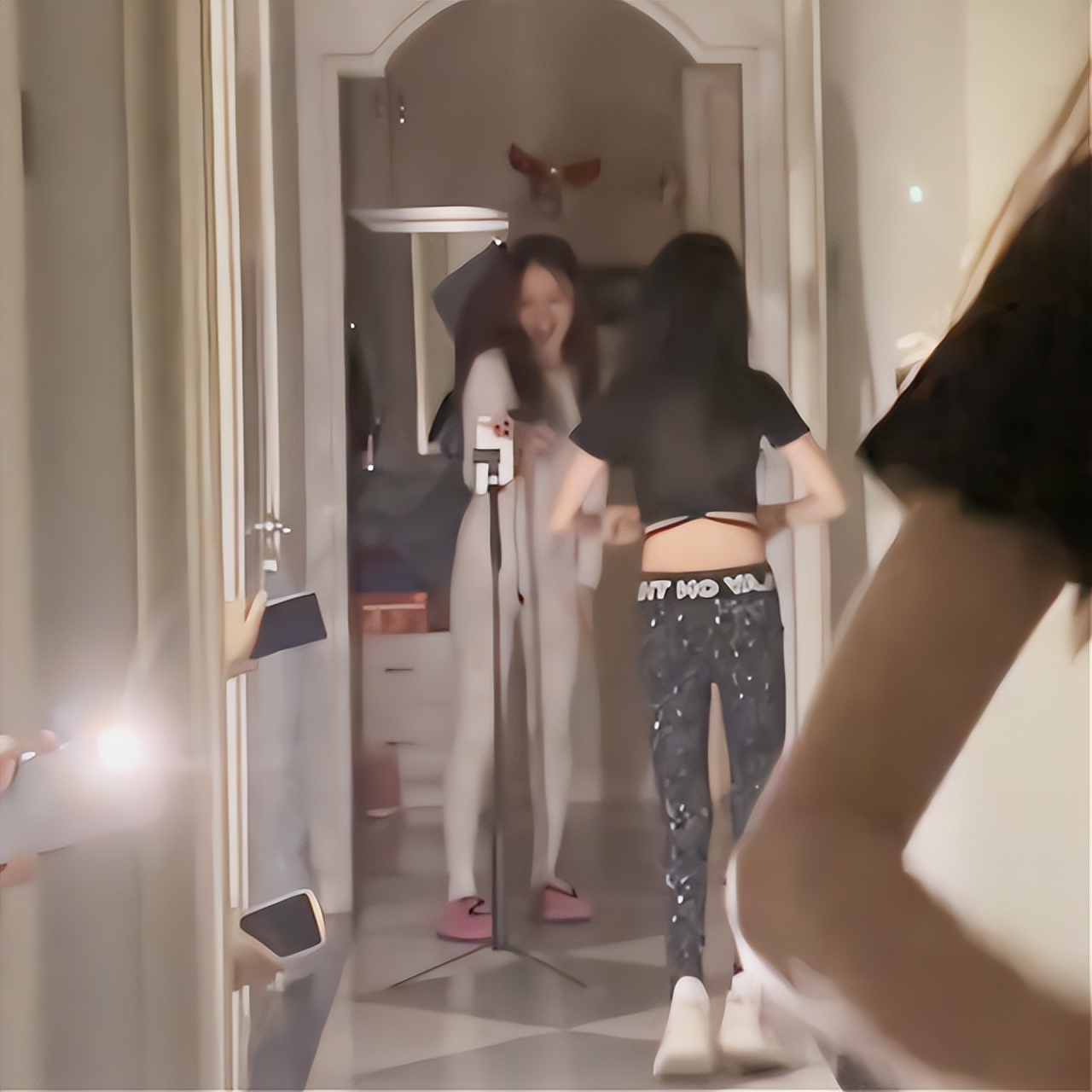 有一种尴尬叫“星二代玩性感”，*裤底**胸部全露，让明星父母都脸红