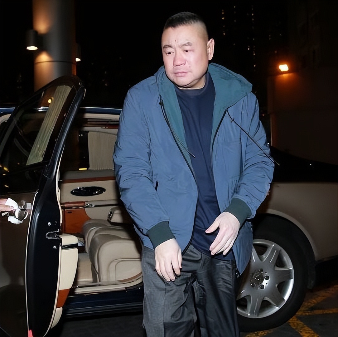 广东男人，逆袭成香港富豪，花10亿买飞机，如今妻子成接班人