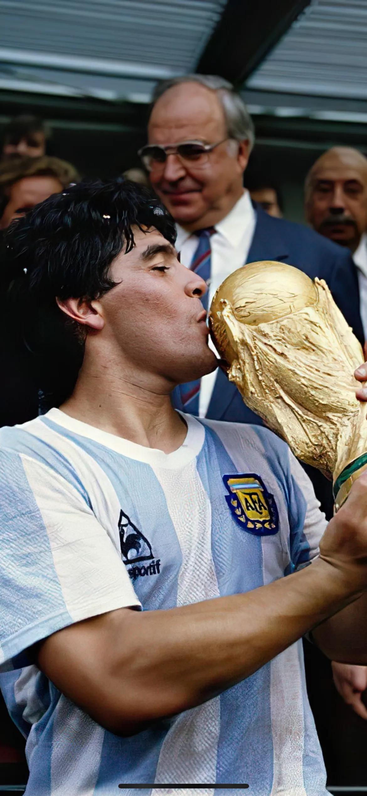 手机壁纸有关足球,皇马球衣队徽壁纸