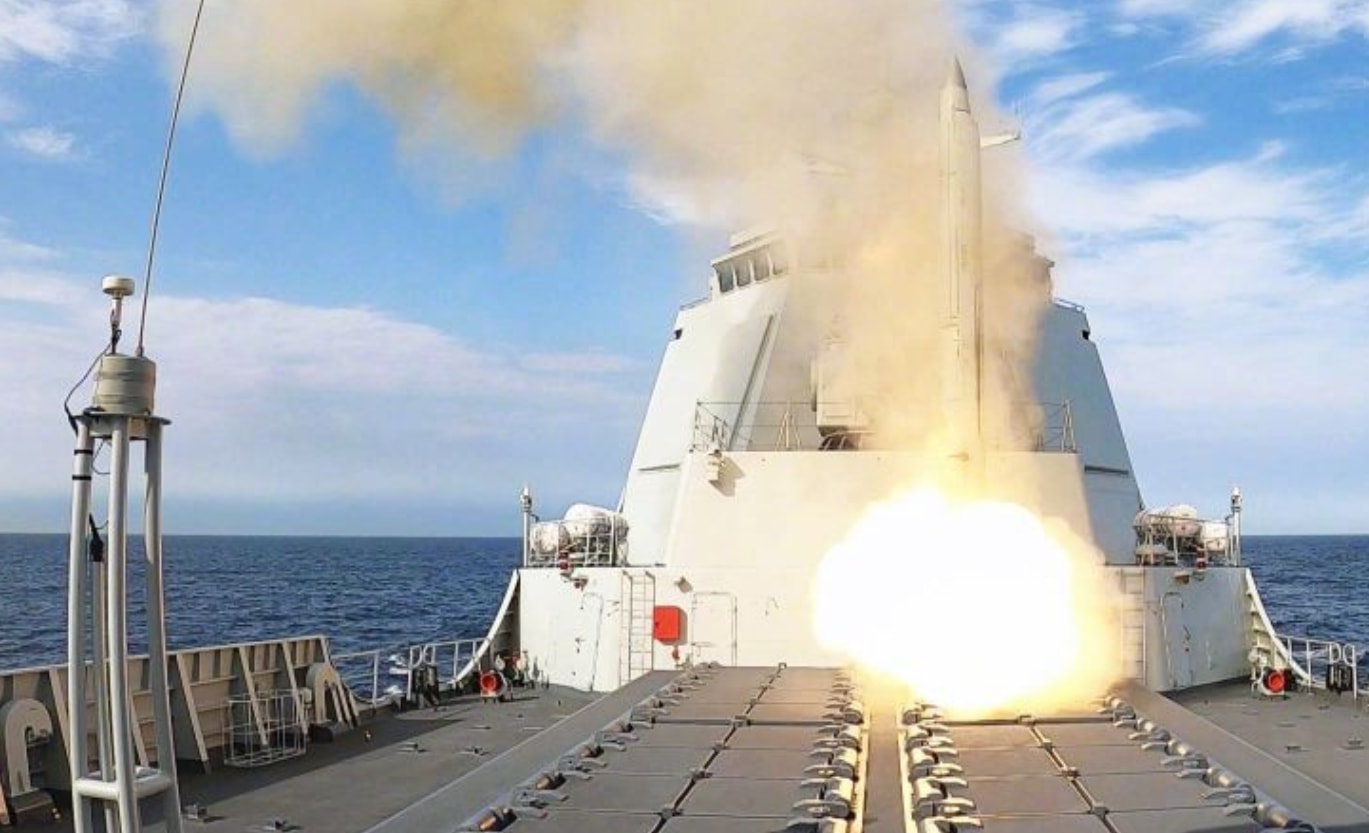 中日航母首次同框对话,中日航母历史性首次同框日媒