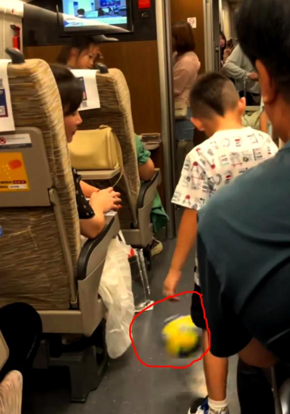11岁小男孩踢足球被霸凌,家长放任两男孩高铁车厢内踢球