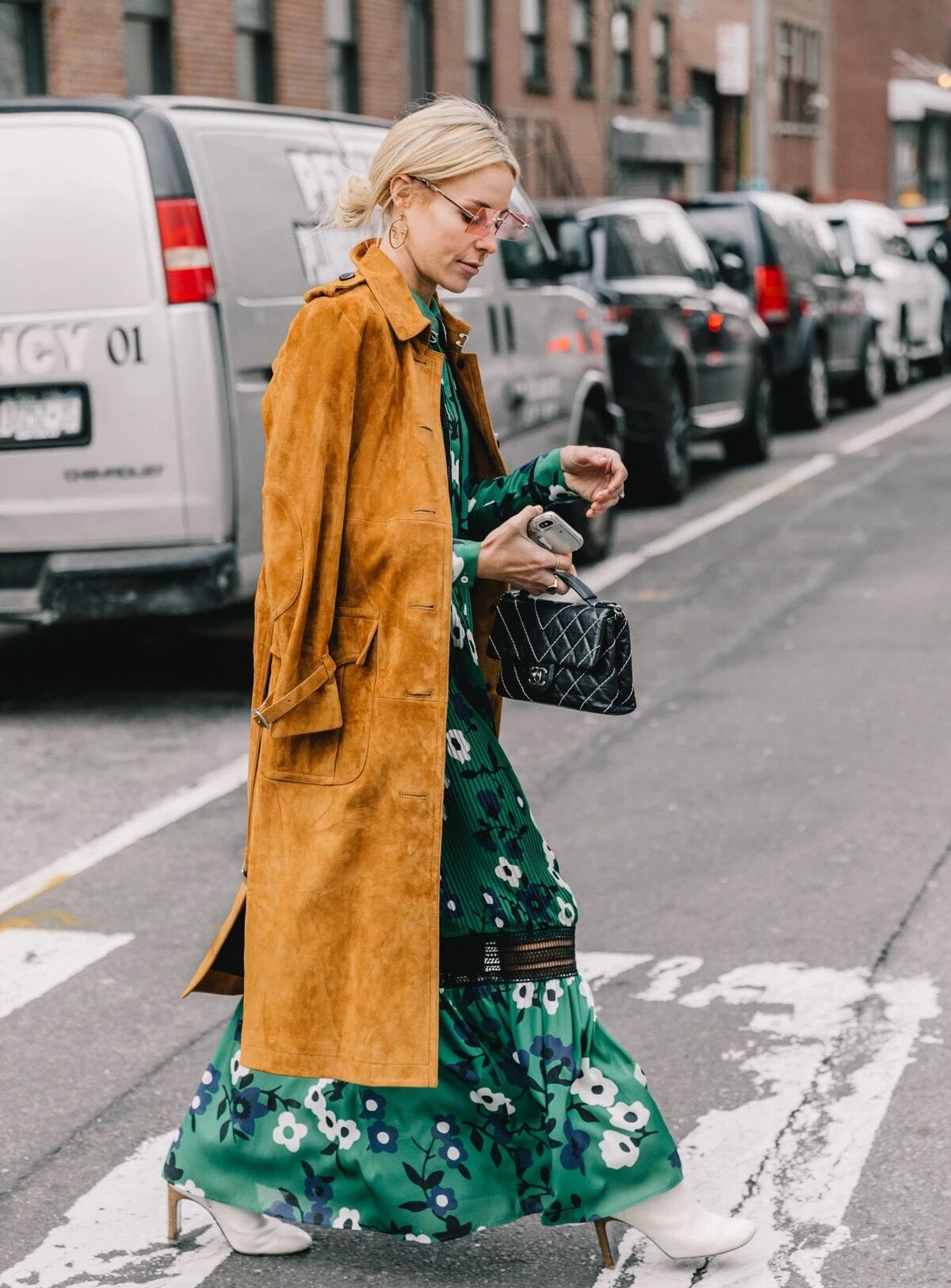 2022冬天“麂皮外套”火了，学着这样穿，优雅高级又气质