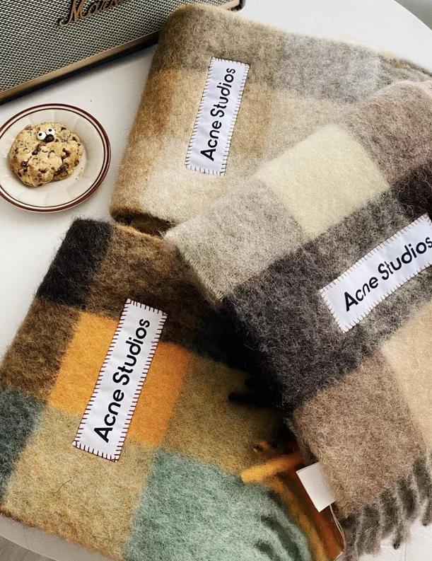 冬天搭配棉衣围巾系法,冬天比较惊艳的穿搭围巾