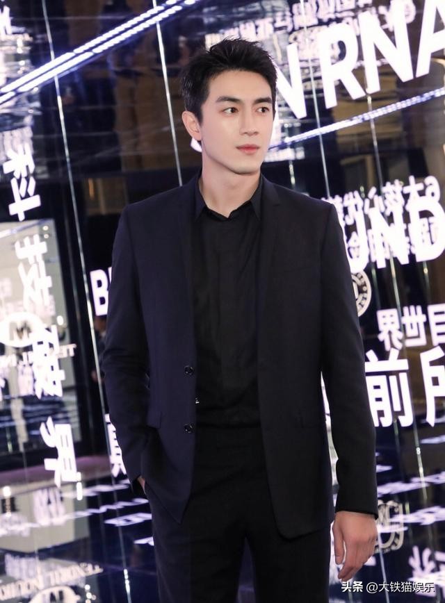 穿黑衣服的帅哥明星,10大穿白衬衫最好看的男明星