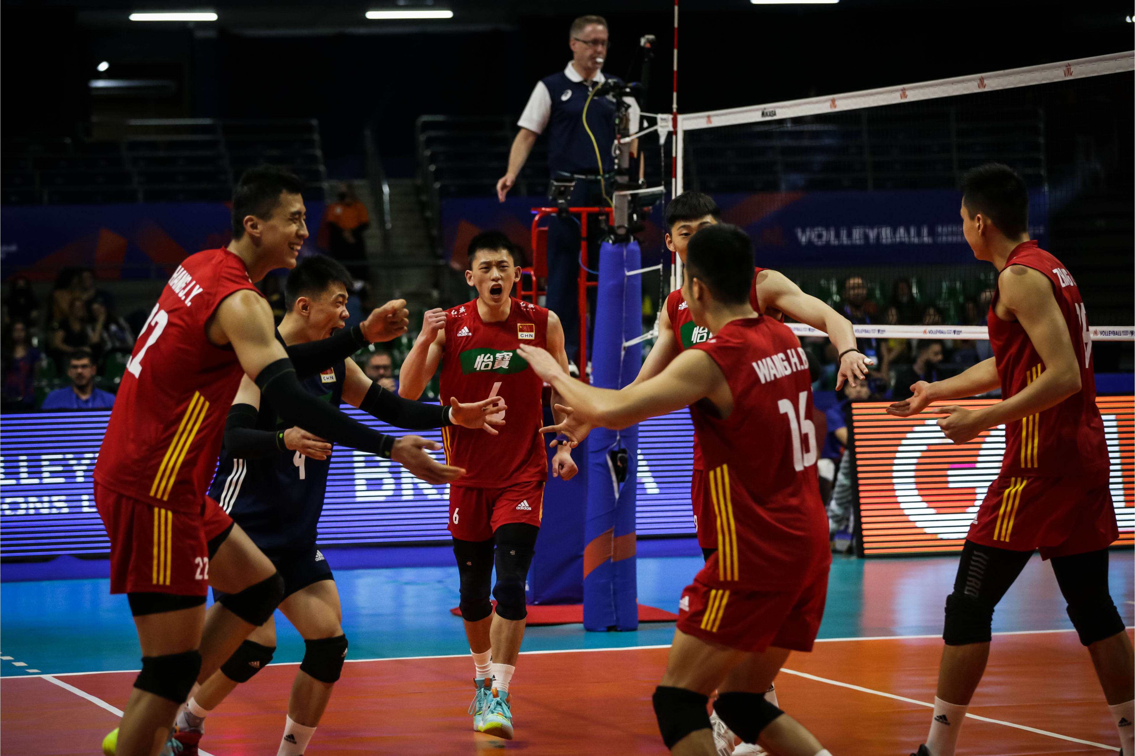 中国男排张景胤战胜巴西,中国男排2-1逆转巴西