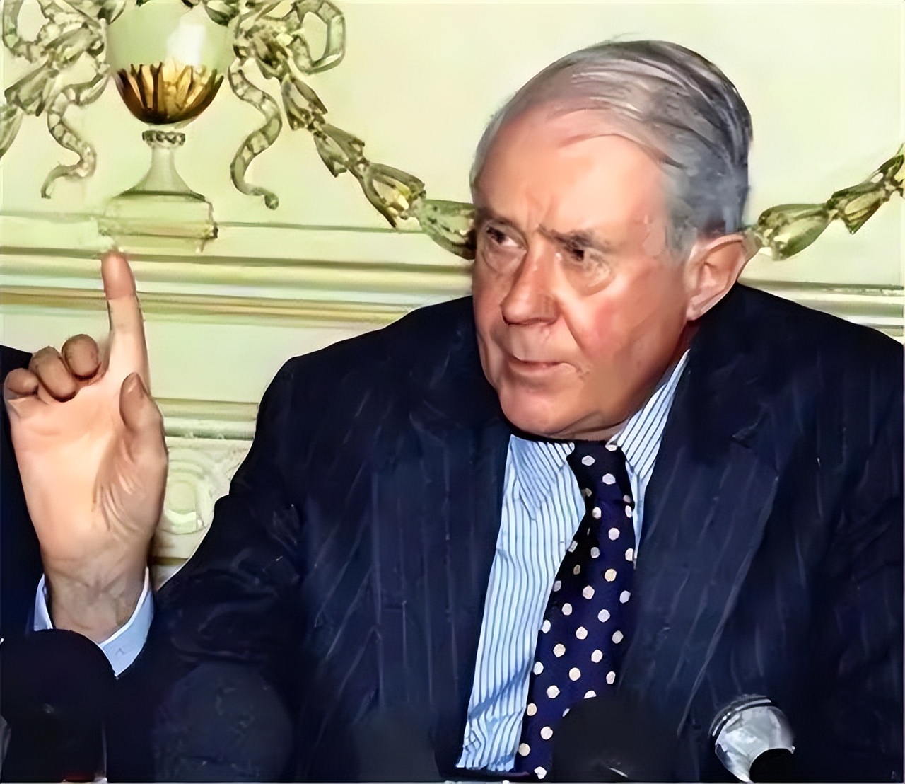 1977年美国务卿访华，谈及台湾问题时邓公放话：只给你们两个选择