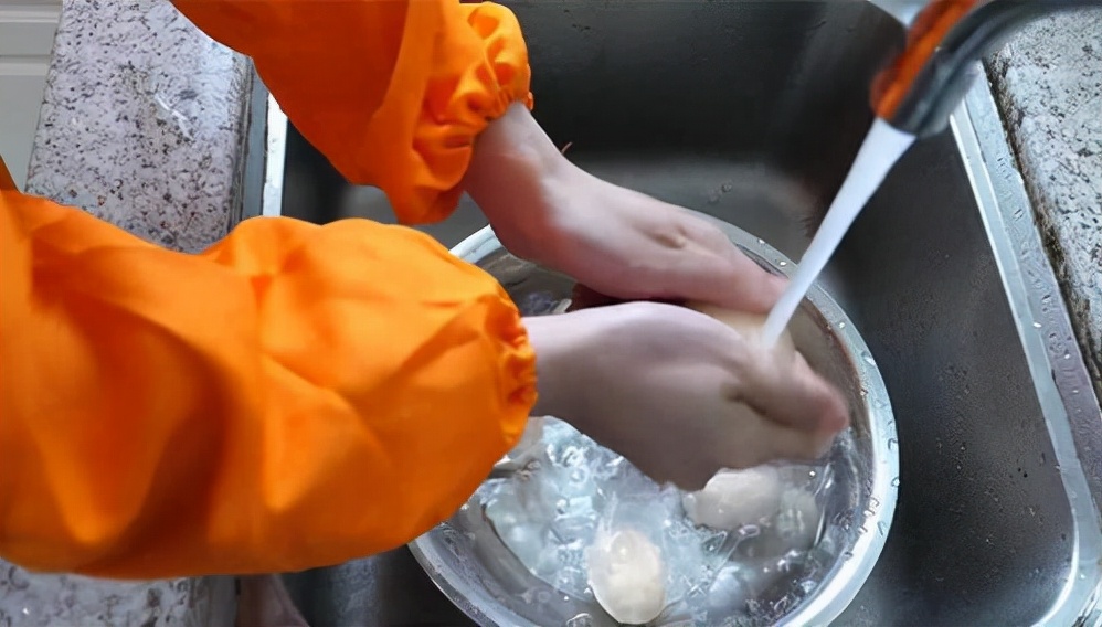 医生建议停止食用比味精还伤骨骼,水煮鸡蛋对肝脏有危害吗