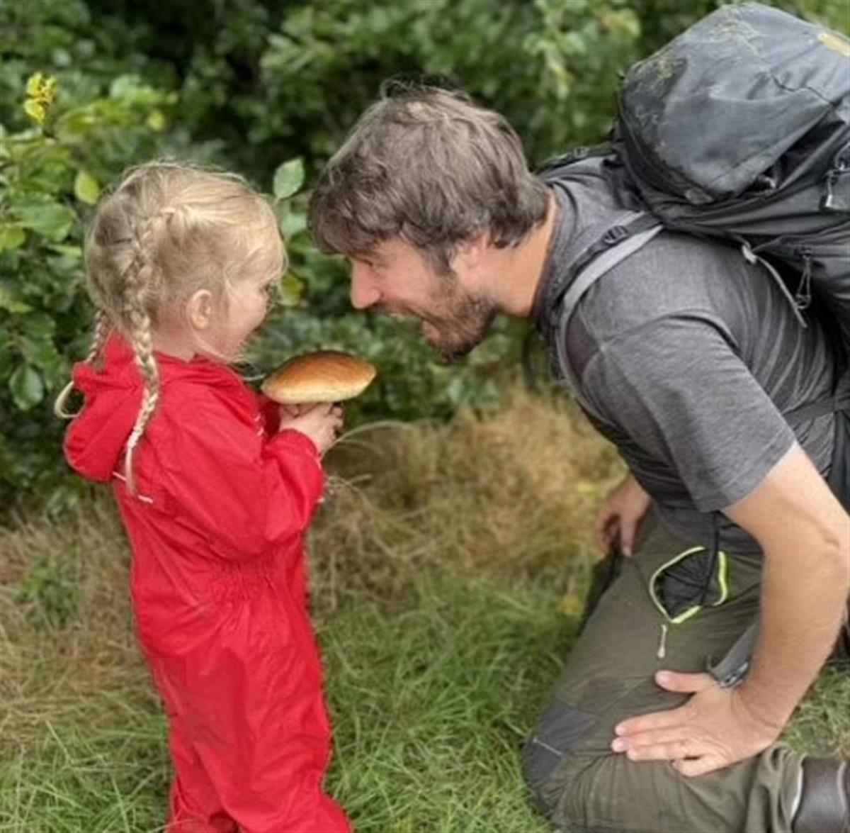 英国一家庭去森林觅食，一个月将超市支出减少到5英镑