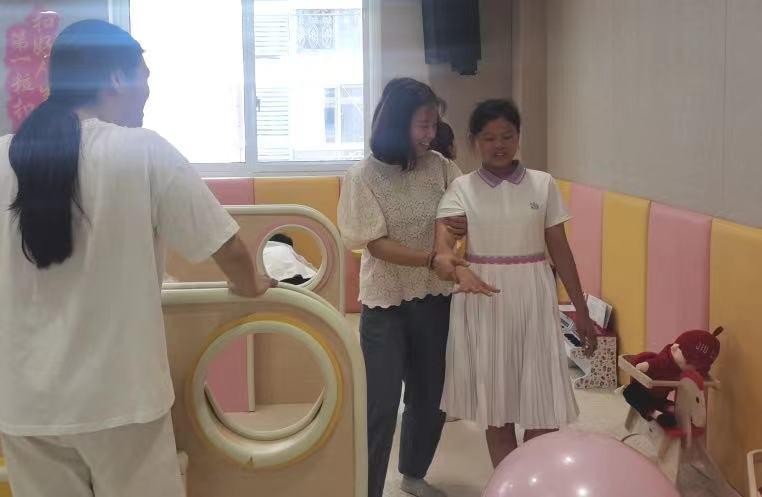 增进亲子互动在互动中穿插沟通,亲子面对面肢体互动游戏