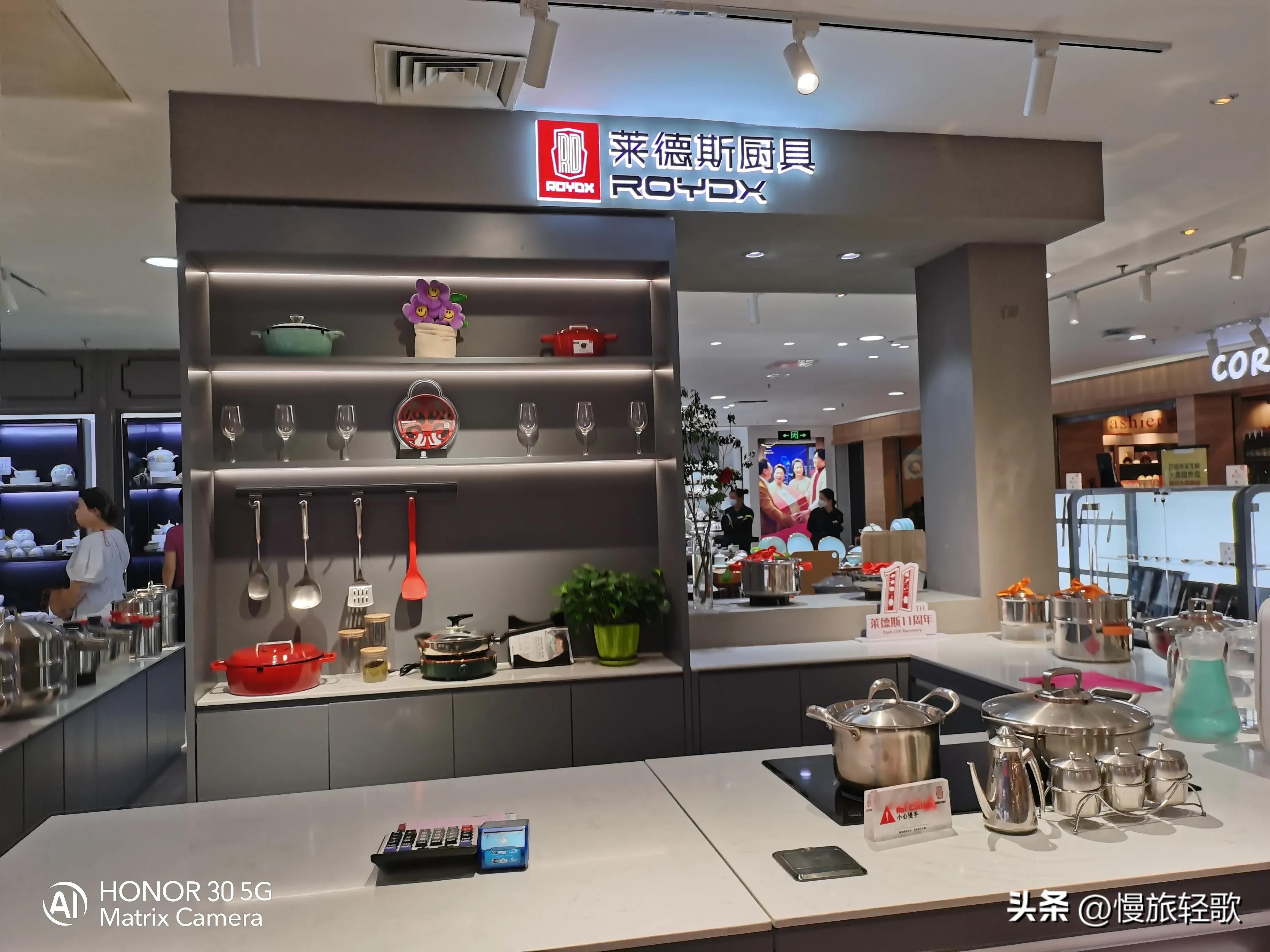 三亚购物必去的人气夏日商场,三亚夏日百货美发店