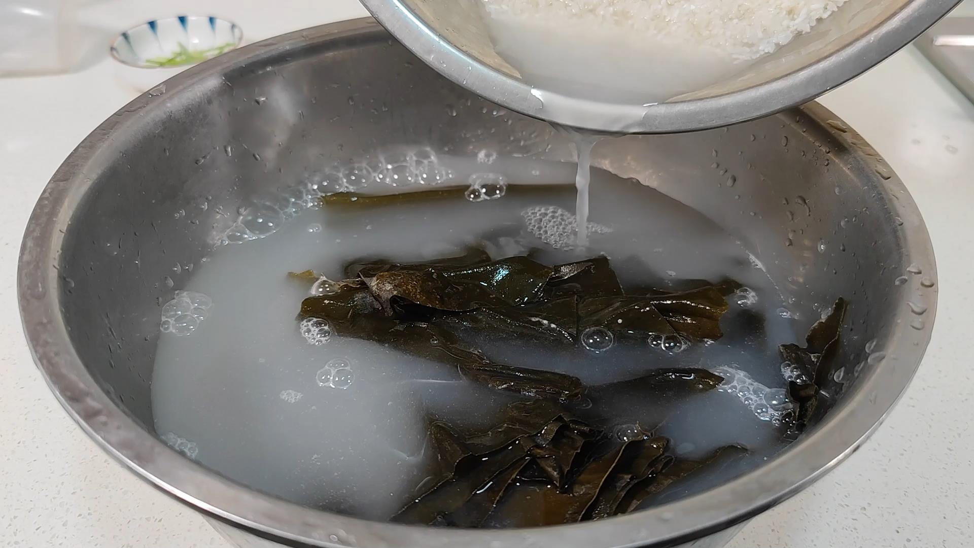 海带丝怎么快速去咸味,凉拌海带怎么去海带的腥味