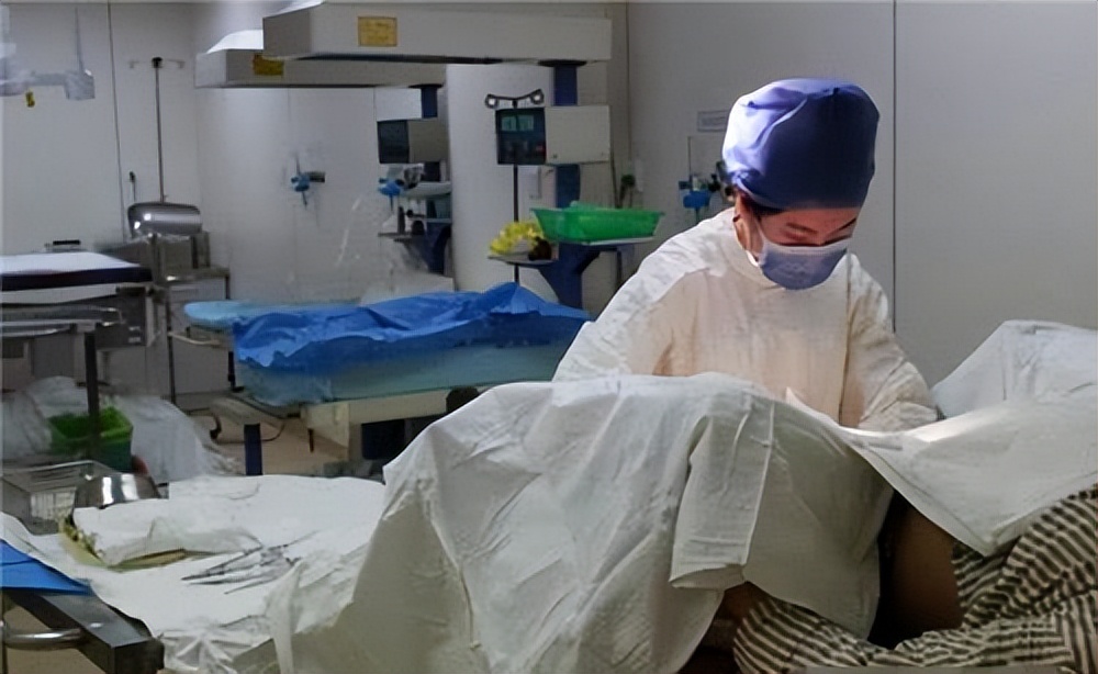 为啥女生例假结束后，会出现“褐色分泌物”呢？