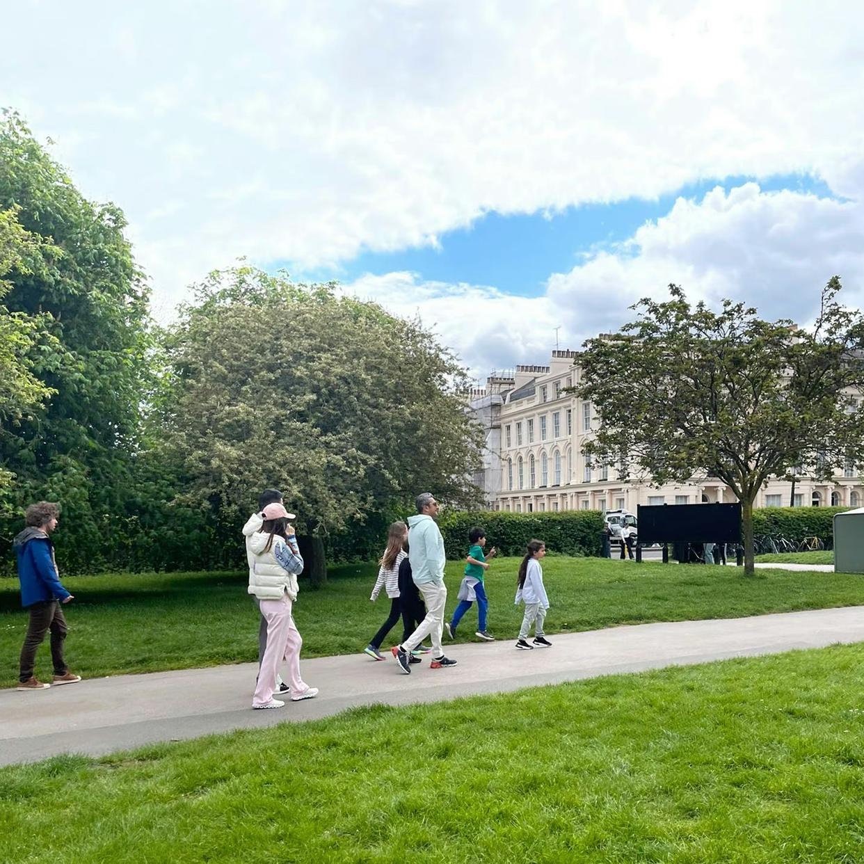 刘强东章泽天高调秀恩爱,刘强东章泽天英国参加婚礼照片