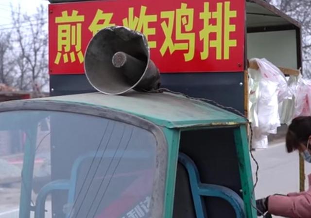 山东小伙摆摊卖零食,山东小哥摆地摊