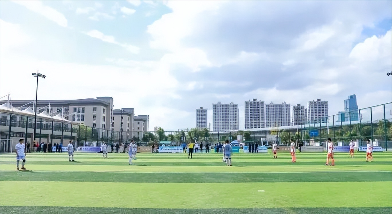 “挤”出来嵌入式球场,萧山人的足球梦