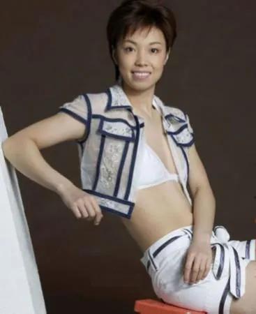 她是世界女乒第一人，大20岁老公与袁立同居12年，转身把她宠上天