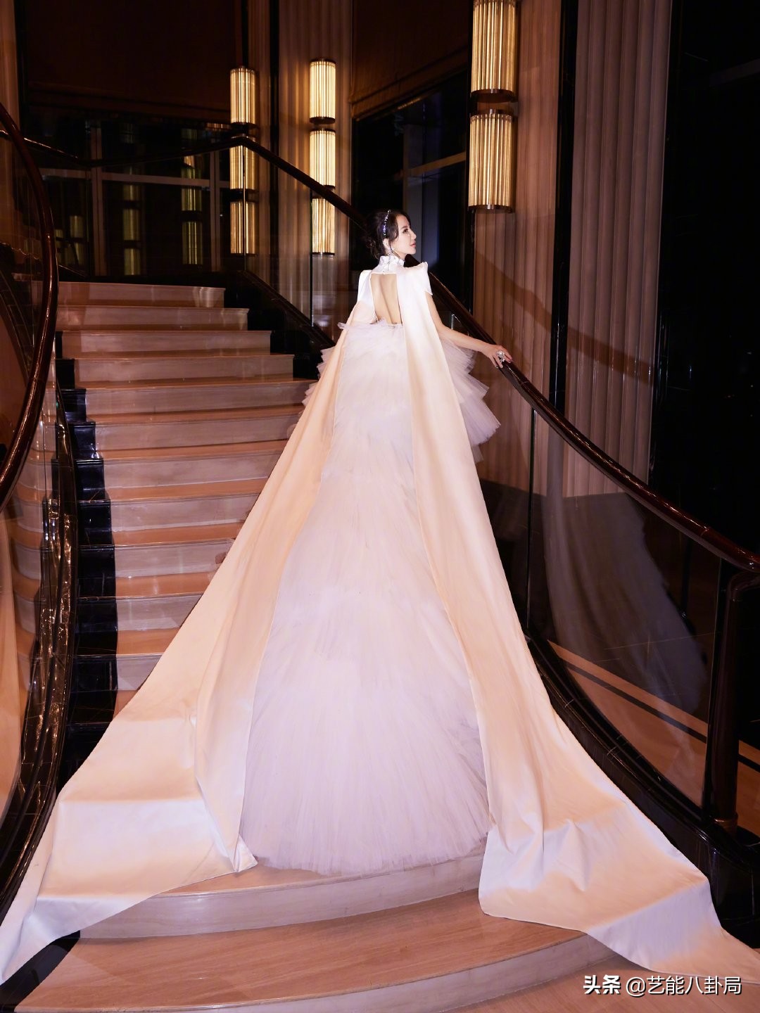 紧身衣、高筒袜，女星舞台造型杀疯了！穿高定唱跳，撩得人心痒痒