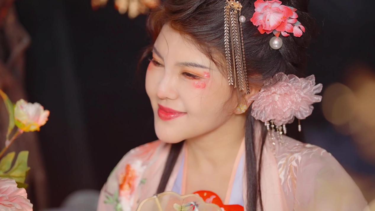 乌兰图雅花月吟演唱会,乌兰图雅《花月吟》mv