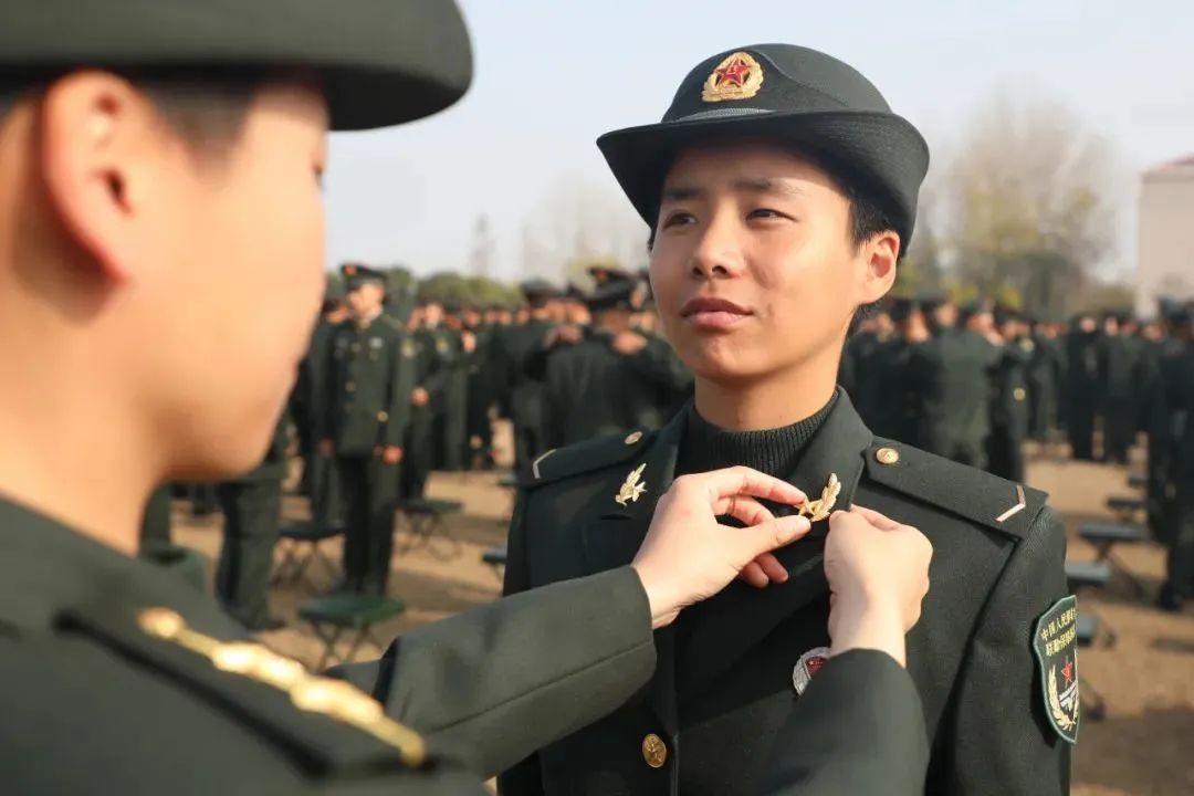 新兵授衔仪式最新照片,新兵下连授军衔什么时候开始的