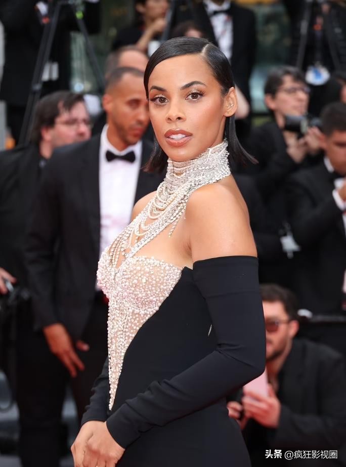 有人穿成玫瑰花，有人真空上阵，戛纳红毯走完了，谁尴尬一目了然