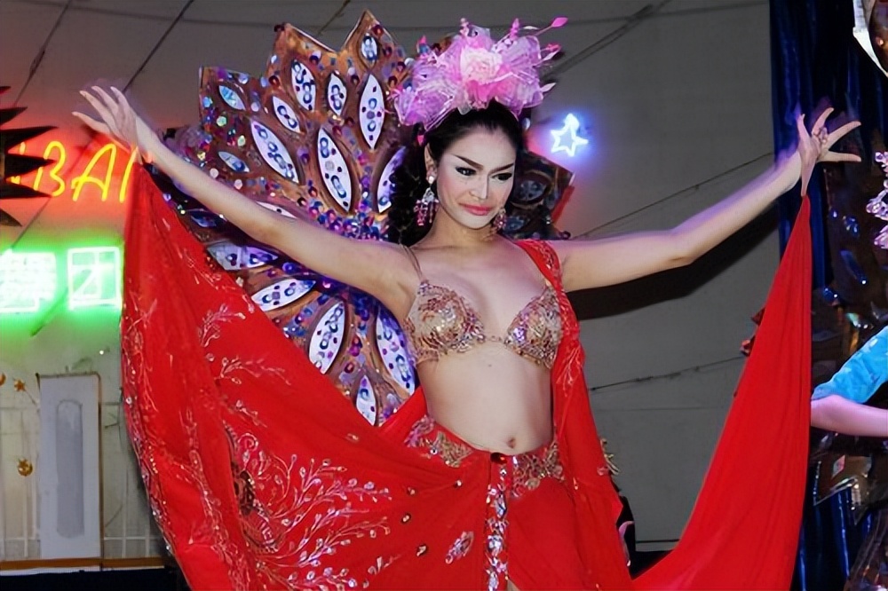 泰国人妖表面光鲜亮丽，实则承受沉重的代价，看完算是涨知识了！