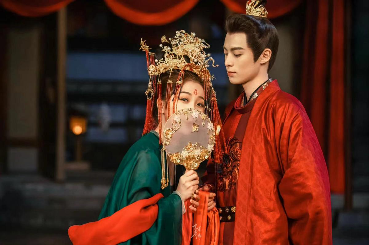 分明同一人，演完《请叫我总监》再演《冰雨火》，愣是没认出来