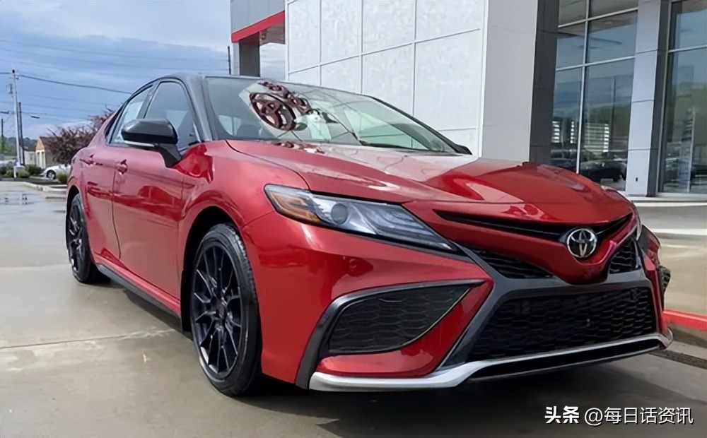 凯美瑞10代，应该是最好看的一代了，到处透着一股大气的商务风