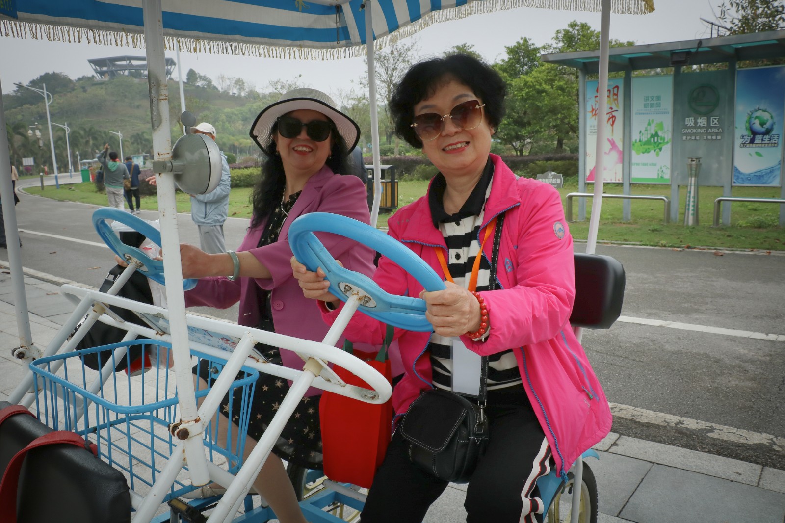 年轻人混入老年旅行团,夕阳红旅游团老人