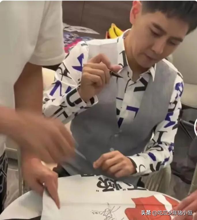 林志颖参加活动拄拐吗,44岁林志颖出席活动如小鲜肉