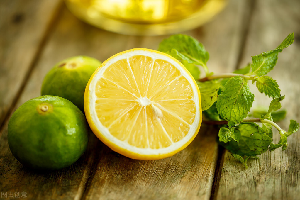 炎炎夏日喝杯冰饮,炎热的夏天来一杯蜜茶