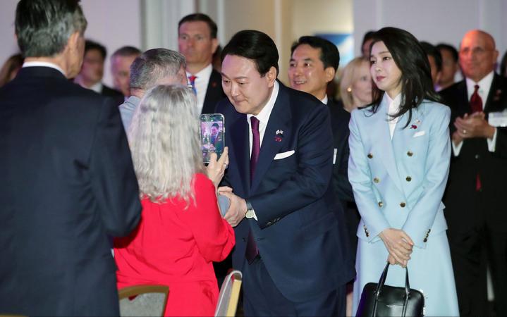 韩国第一夫人走红毯,韩国第一夫人穿韩服