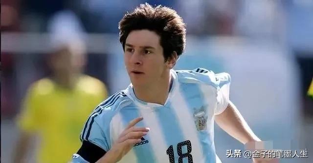 他身材矮小，却成为足坛巨星。他今年35岁，却还在续写传奇