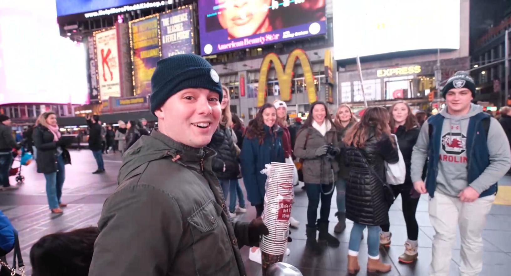 美国小伙觉得中国食物难吃，便用胡辣汤街头实验，结果被路人疯抢