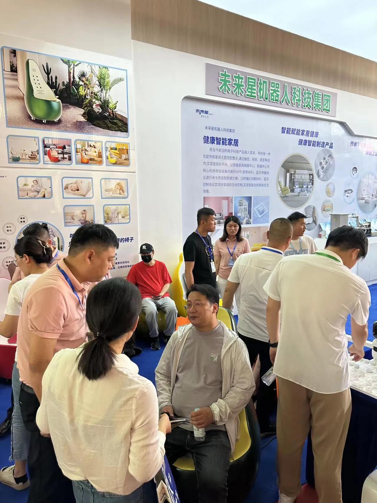 濮阳市委书记万正峰到未来星机器人科技集团展厅参观新产品