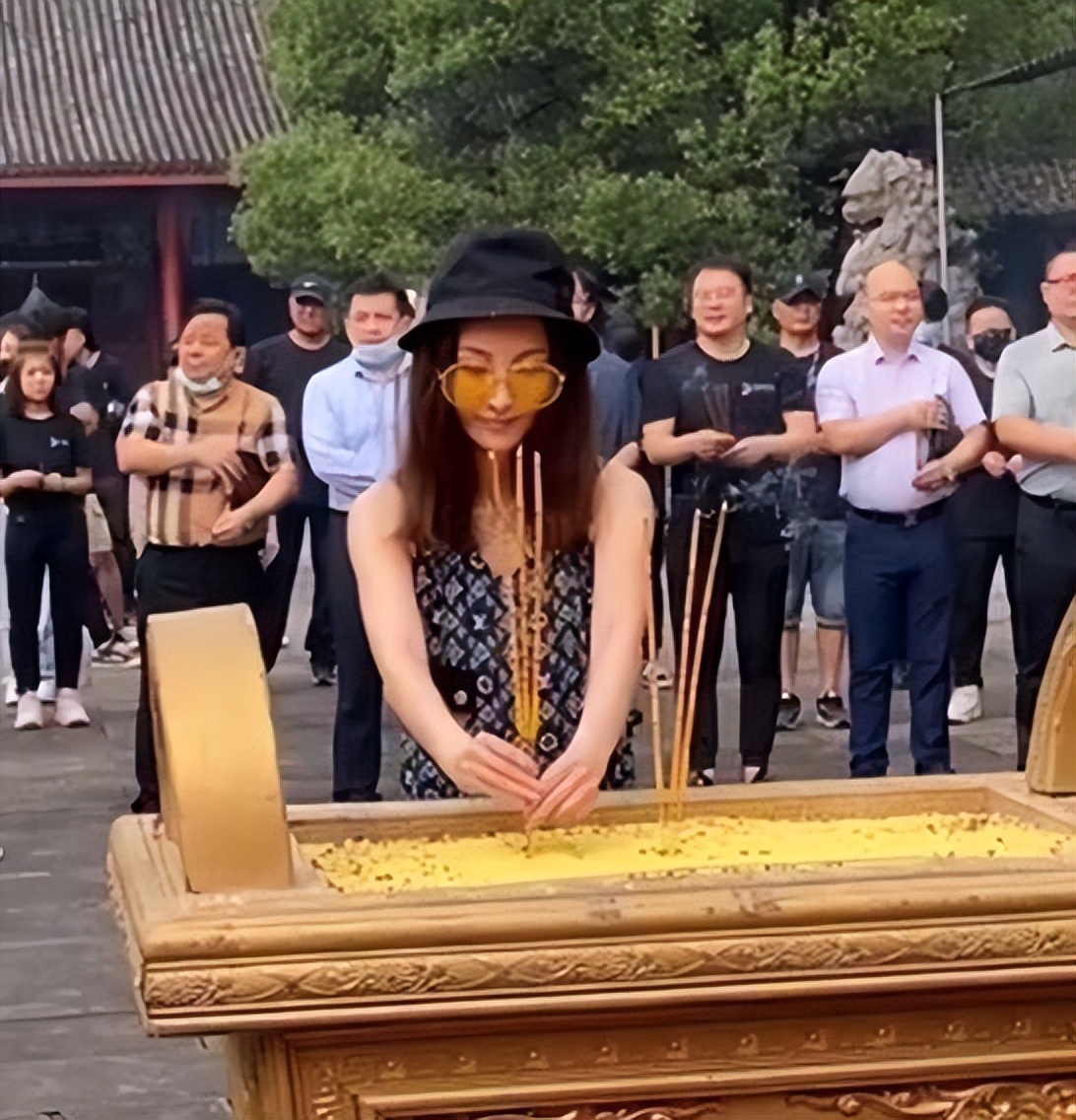 脖子青筋暴起、胸部瘦成排骨，这8位女明星的审美太畸形了