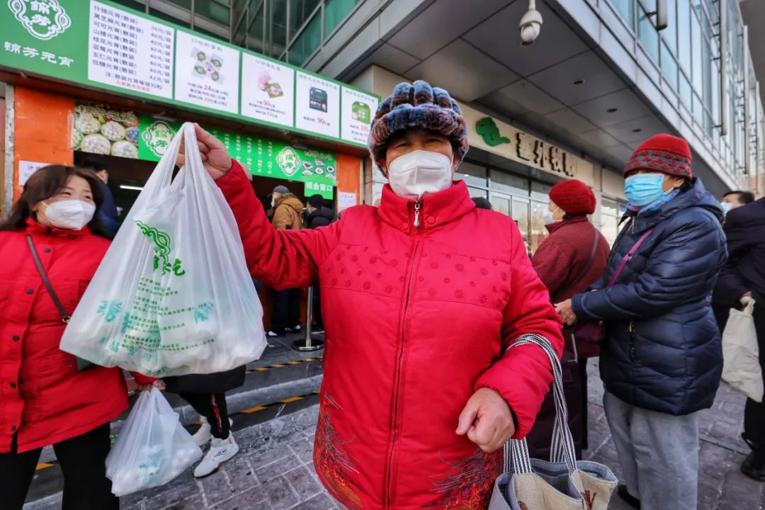 正月十五排队买元宵,京城老字号排队买元宵