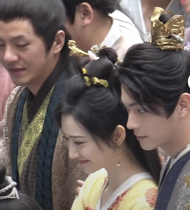 许凯被要求给景甜戴发簪，走近那一刻，一个腻歪一个羞涩