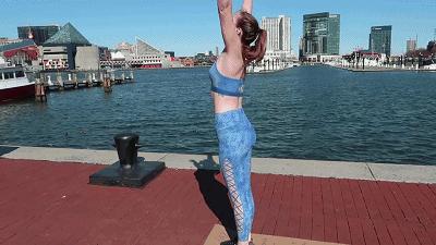 美女们一丝不挂就出门了，竟无人看出这是画的，网友：行为艺术吧