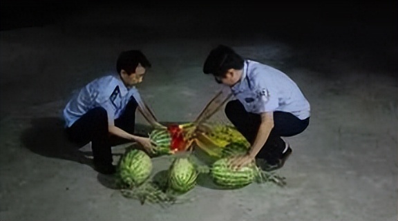 瓜农抓了偷瓜贼一人罚2个西瓜,瓜农抓到偷瓜贼却要倒赔300元