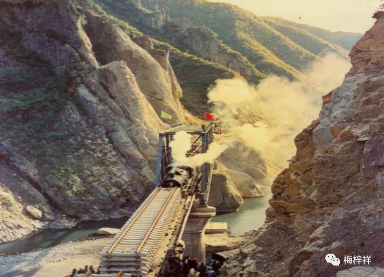 杨建国：连队生活原创/杨建国梅梓祥推荐