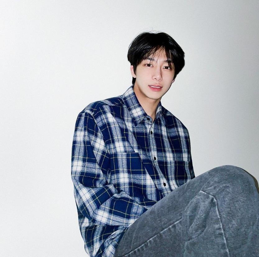 靠韩团门面出道却不火，后凭借表情包出圈，却被扒可疑物品惹争议