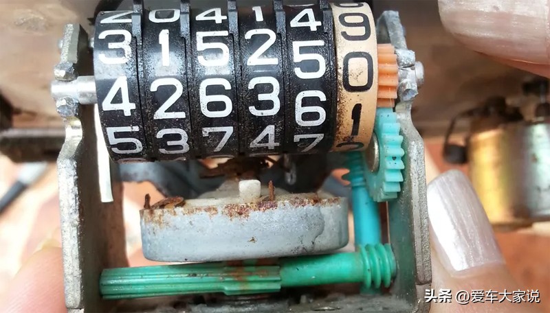 以前的汽车迈速表,车速表怎么不动了