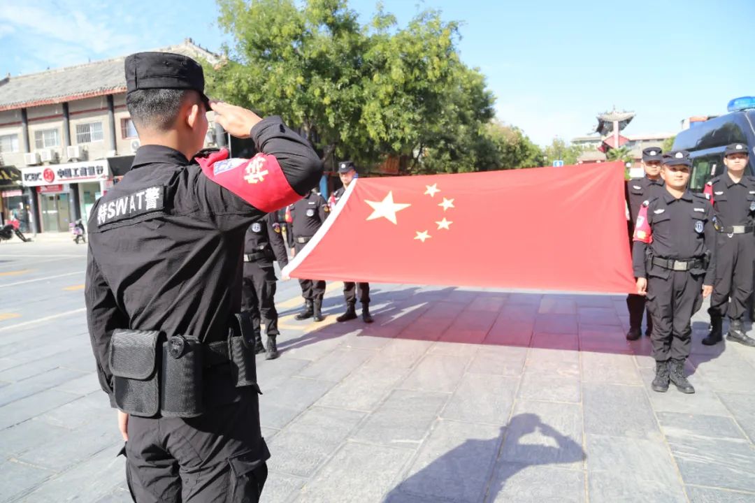 节日我在岗护航群众平安出行,节日我在岗交警坚守一线保畅通