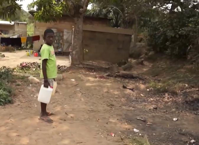 非洲穷人*款贷**20万买名牌，饿得吃树叶，也要买4万的鞋子出门显摆