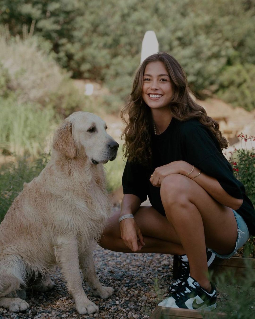 爱狗，爱足球，爱哈弗茨：撞脸乔治娜的内向模特与德国新星的故事