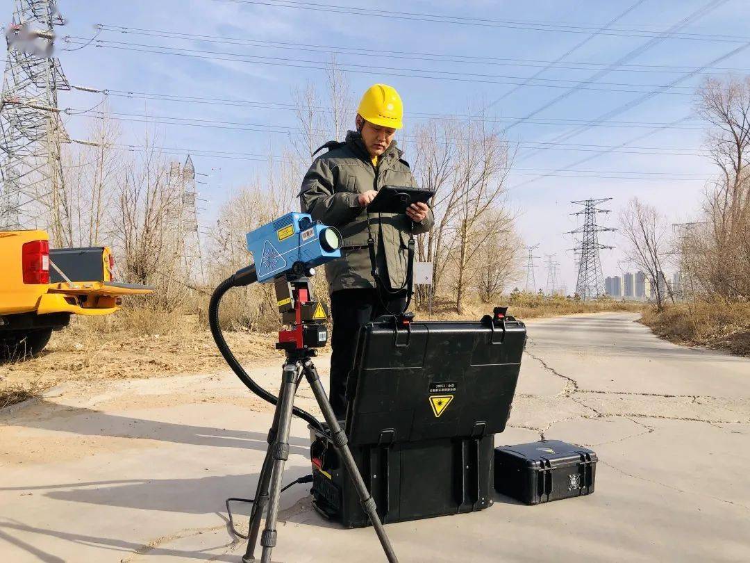 国外小伙自制高性能无人机,激光除草机器人